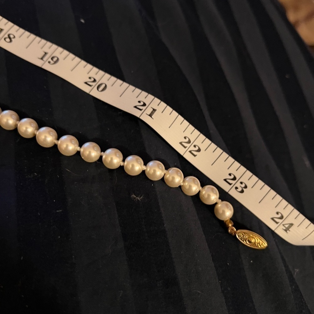 Pearls (faux), 24”, individually knotted - Picture 9 of 11